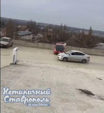 Дрифт на крыше торгового центра в Ставрополе: видео